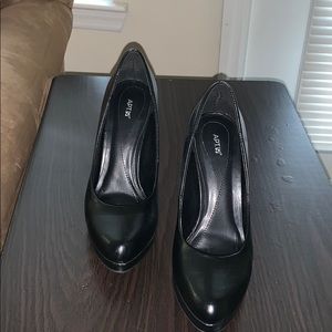 Black pump low platform front S6